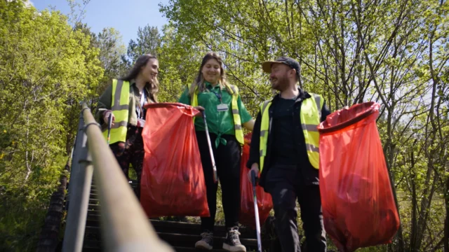 📵Rhowch eich dyfeisiadau i ffwrdd, ewch allan, byddwch yn egnïol a gwnewch rywbeth gwahanol yn ystod hanner tymor yr hydref!Gallwch fenthyg offer AM DDIM o Hyb Codi Sbwriel a helpu i ofalu am eich hoff barciau, traethau a mannau hardd.📍 Mae 245 o Hybiau ledled Cymru. Cliciwch y ddolen yn ein bio i ddod o hyd i Hyb yn agos atoch chi🔗