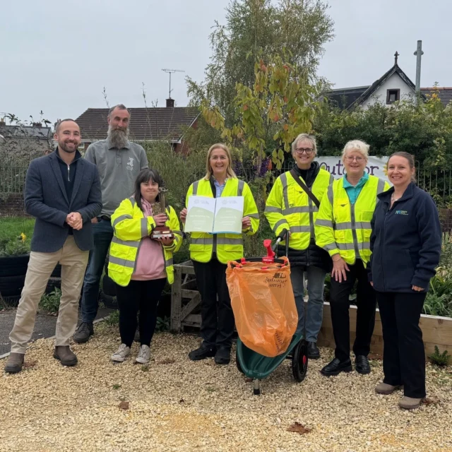 Mae Cadwch y Fenni’n Daclus wedi ennill dwy wobr #GwobrauCymruDaclus eleni fel enillwyr y Wobr Cymunedau Glanach a’r Wobr Cyflawniad Eithriadol🎉Rhoddodd noddwyr y categori Cymunedau Glanach @hhenvironmental wobr ychwanegol i’r grŵp, sef troli codi sbwriel newydd sbon!I ddarllen mwy am y grŵp, cliciwch y ddolen yn ein bywgraffiad🔗-------Keep Abergavenny Tidy won double at this year’s #TidyWalesAWards as our Cleaner Communities Award and Outstanding Achievement Award winners🎉Cleaner Communities category sponsor @hhenvironmental surprised the group with a brand new litter picking trolley as an extra prize!To read more about the group, click the link in our bio🔗