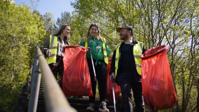 📵 Ditch the devices, get outdoors, get active and do something different this autumn half term!Borrow FREE kit from a Litter Picking Hub and help look after your favourite parks, beaches and beauty spots.📍 There are 245 Hubs across Wales. Find your nearest via the link in our bio🔗