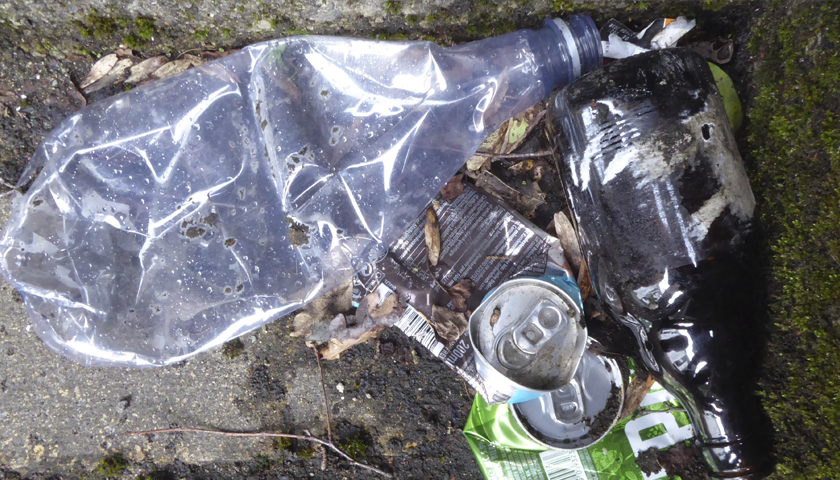 Sbwriel poteli a chaniau plastig wedi'u gwastad.