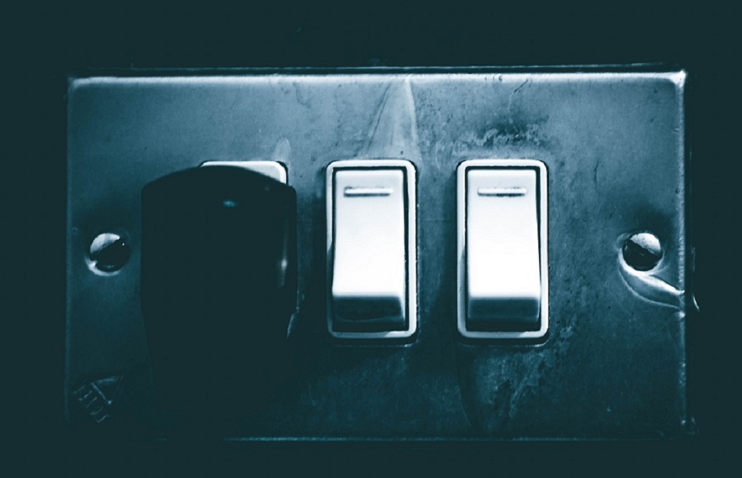 Switsh golau gyda dau fotwm gwyn.