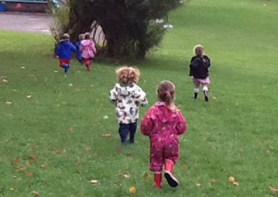 Plant ifanc ar gae, yn rhedeg tuag at goeden.