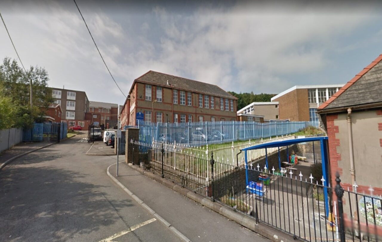 Y tu allan i Ysgol Y Cymer, gyda ffordd ac adeilad.