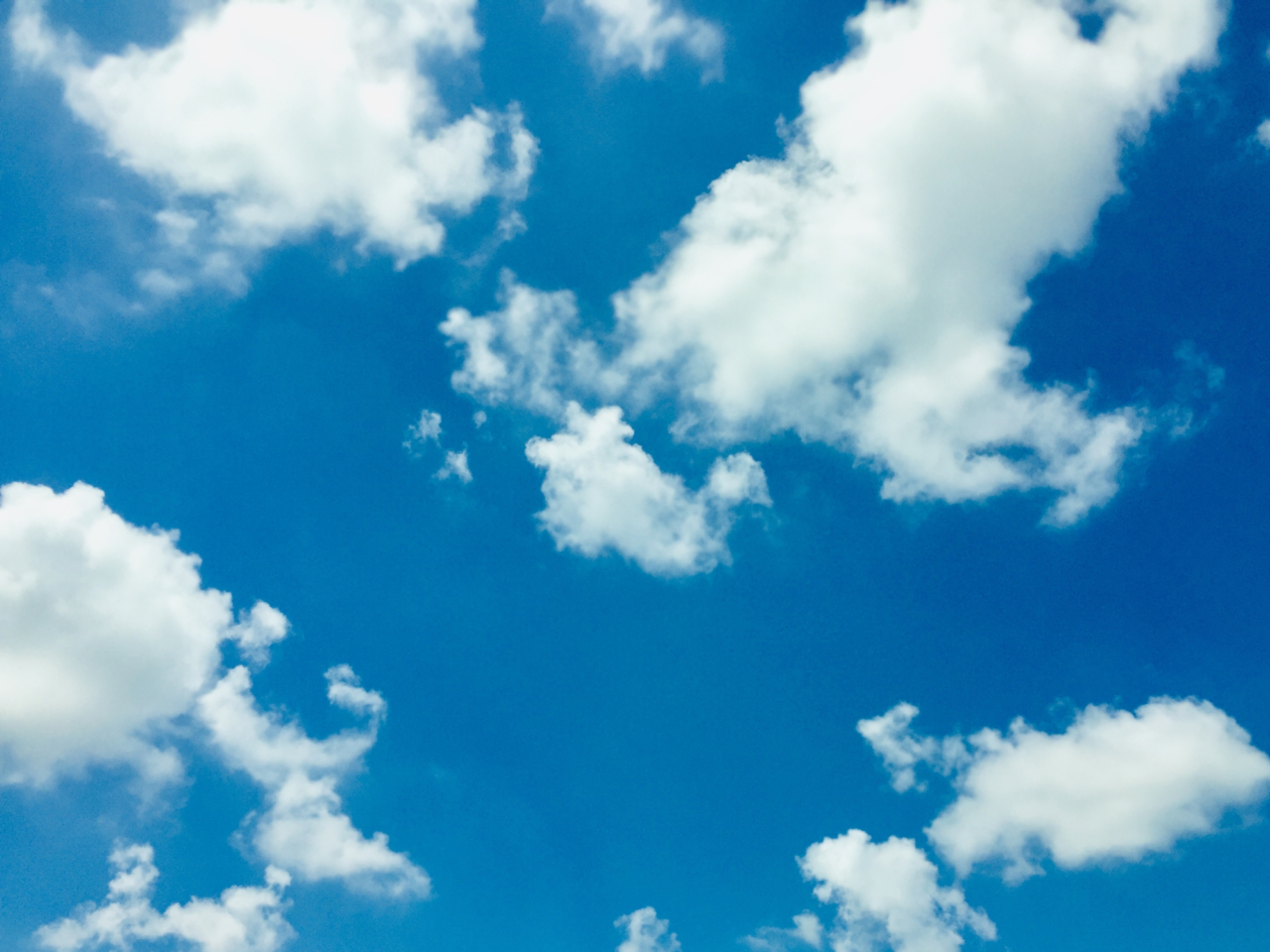 Awyr las gyda chymylau.