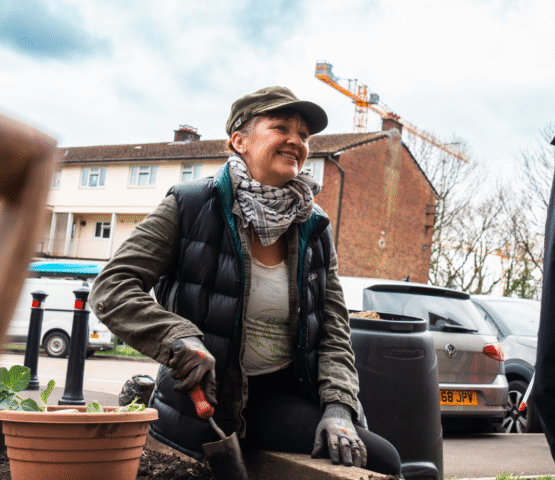 Gwirfoddoli yn garddio ar safle Lleoedd Lleol i Natur. Volunteer gardening on a Local Places for Nature site.