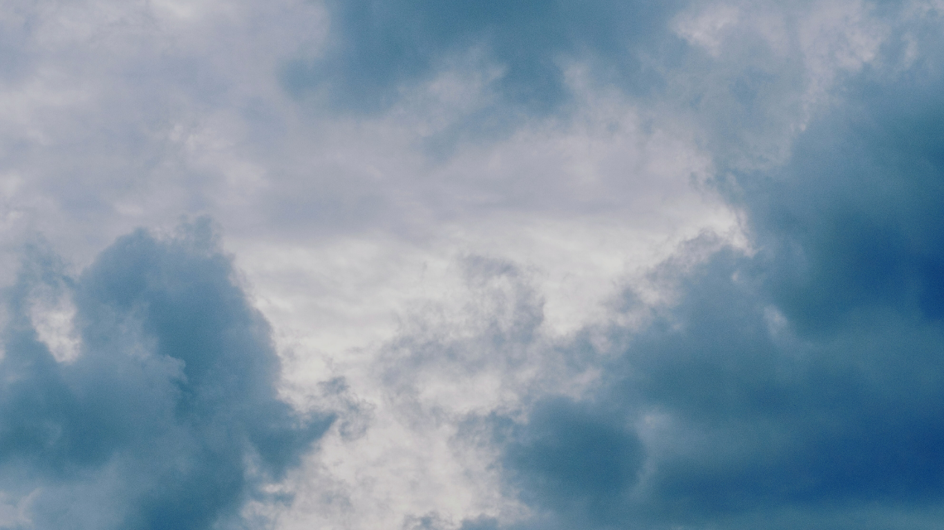 Cymylau llwyd a gwyn