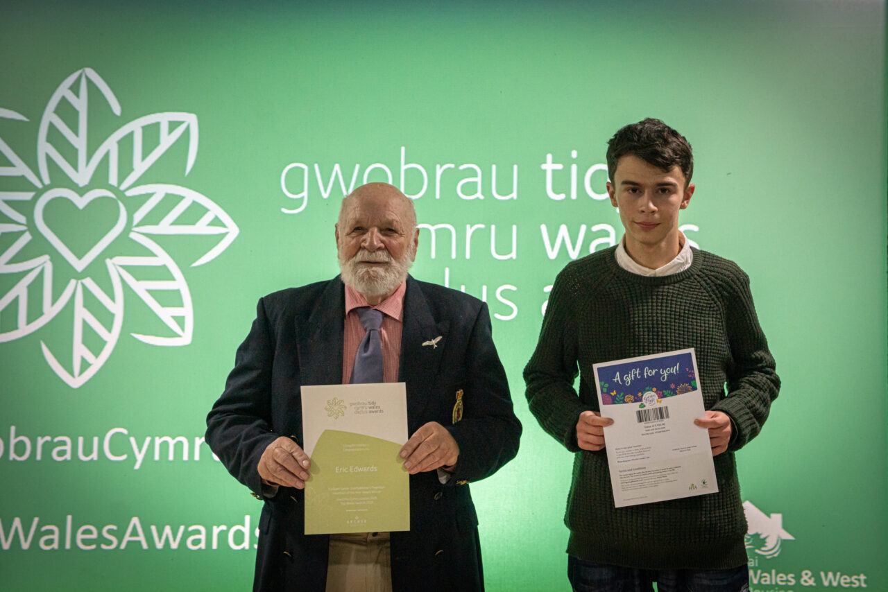 Two Tidy Wales Award winners on stage with their certificates