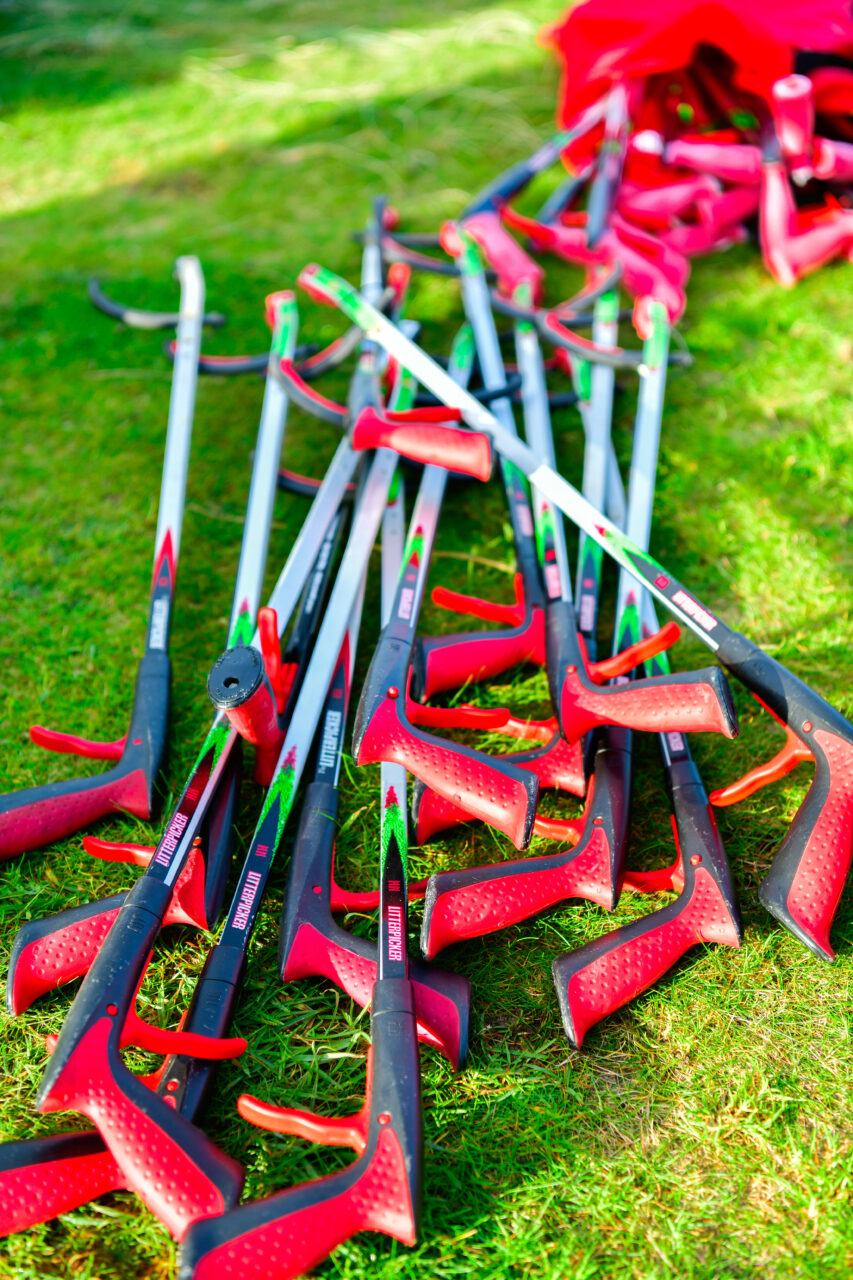 Cipio sbwriel wedi'u gosod ar gae.